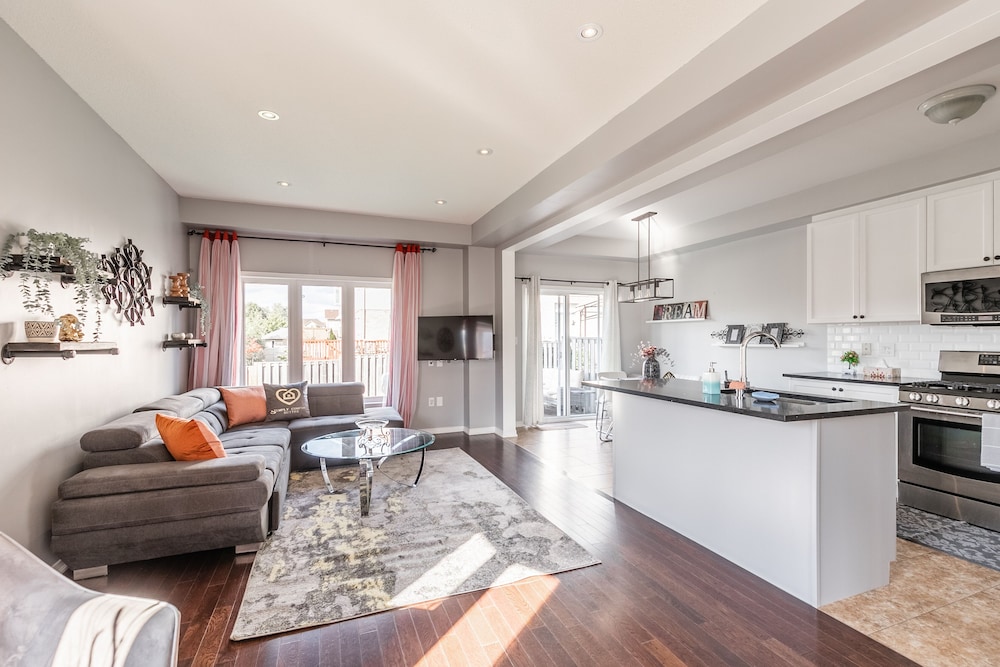 Luxury 3BR Townhome Private Gym BBQ in Hamilton, Canada