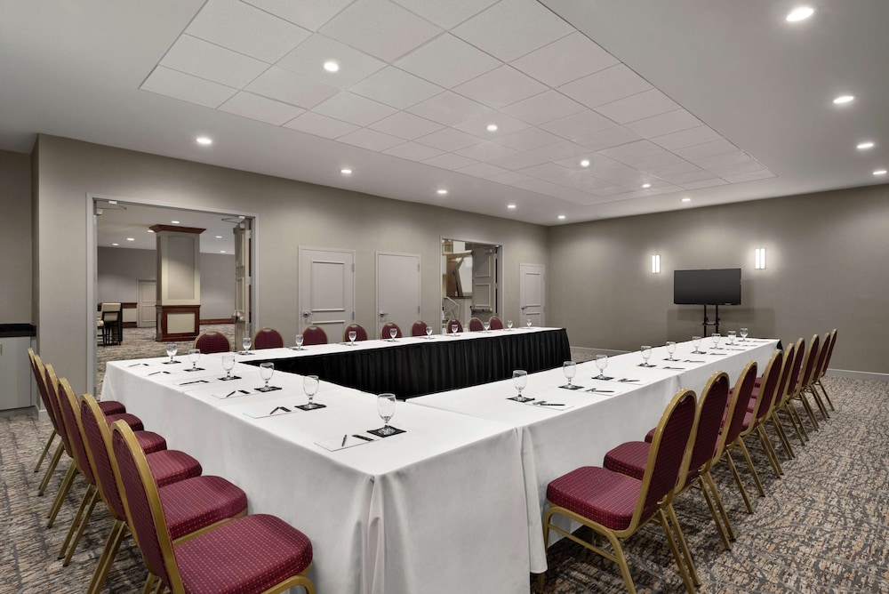 Embassy Suites by Hilton Cleveland Rockside - photo 38