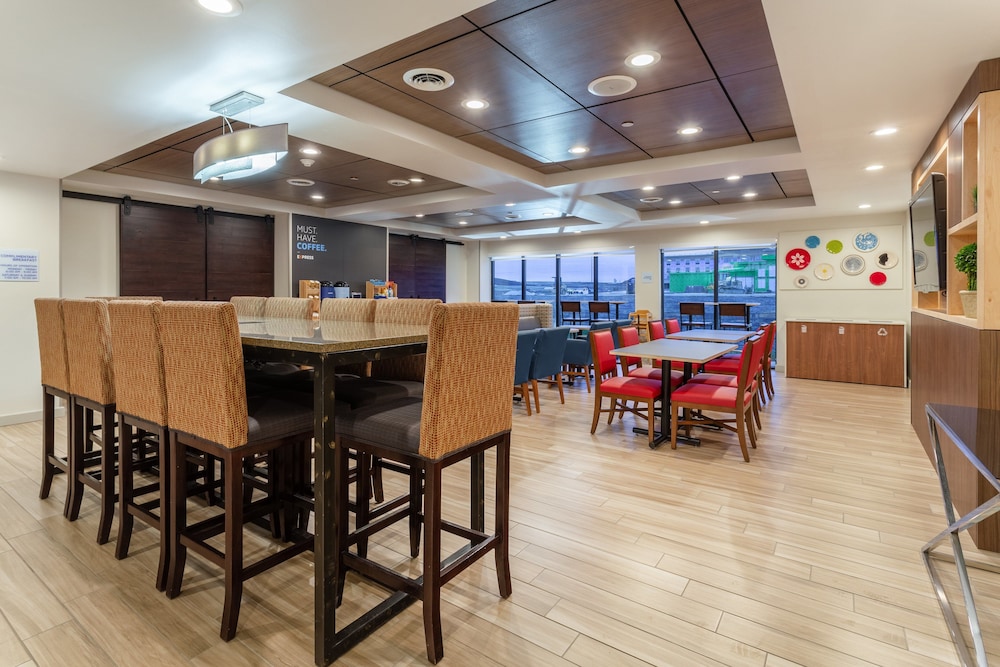 Holiday Inn Express & Suites Cedar Falls Waterloo by IHG - photo 28