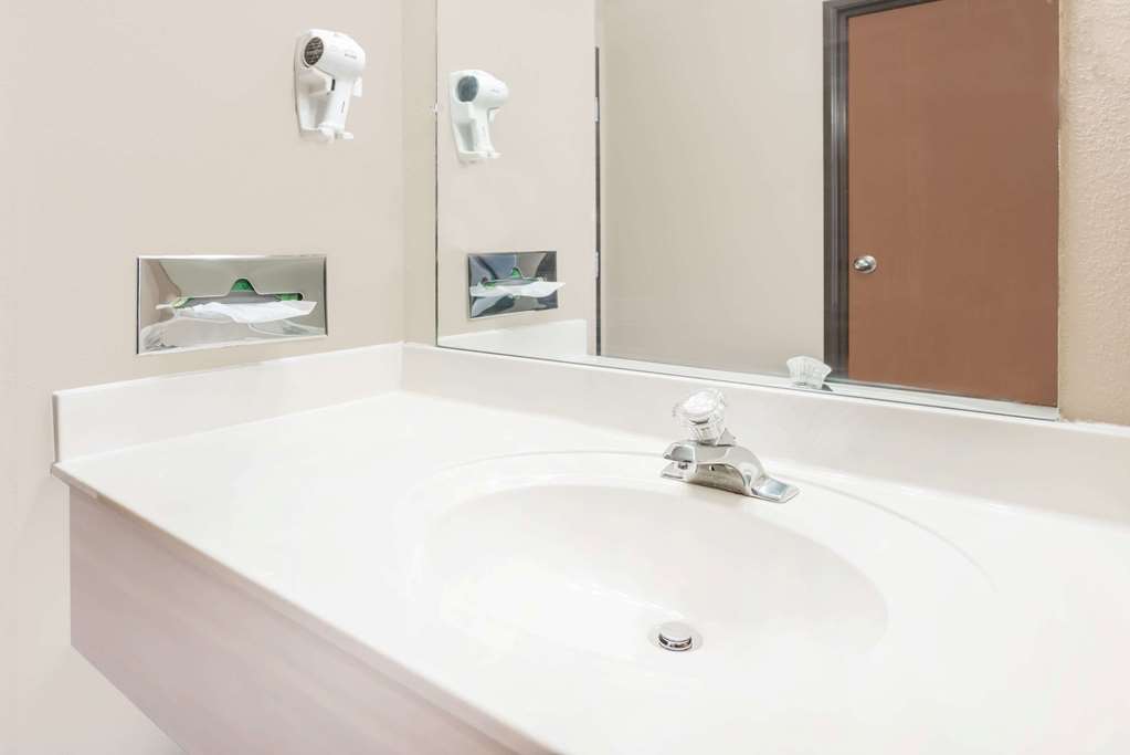 Super 8 by Wyndham Bolivar - photo 10