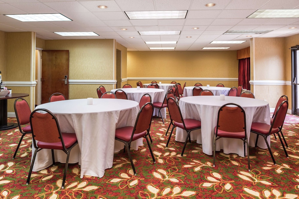 Hampton Inn Columbia Northeast Fort Jackson Area - photo 52