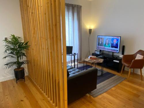 Charming Lisbon equipped AC lift parking 4p — 4-Star Luxury Hotel in Lisbon, Portugal