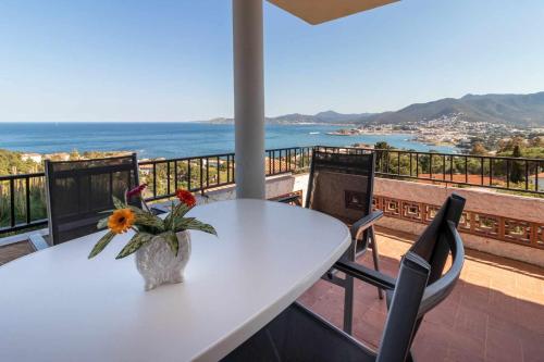 TRAMUNTANA Casa amplia moderna y muy bien equipada situada en la zona de Grifeu ES 228 144 — 4-Star Luxury Hotel in Llanca, Spain