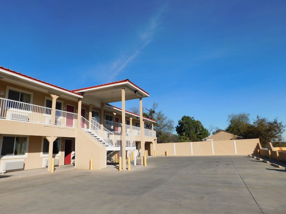 Eagle Pass Inn - photo 13