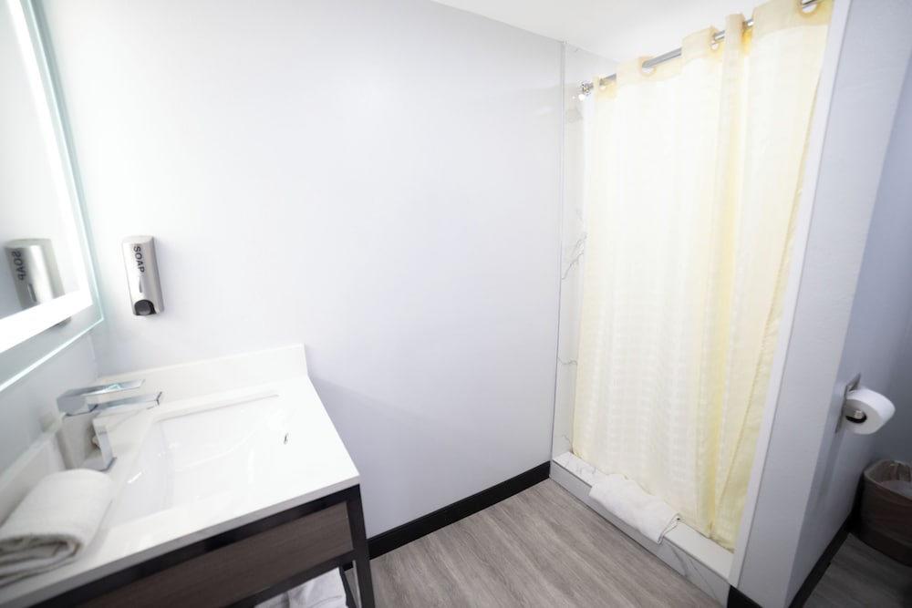Express Inn & Suites - photo 24
