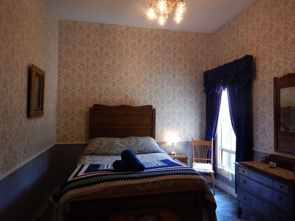Mine Shaft Inn Hotel & Hostel - photo 14