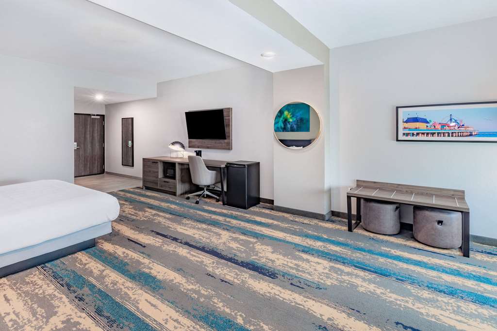 La Quinta Inn & Suites by Wyndham Galveston North at I 45 - photo 26