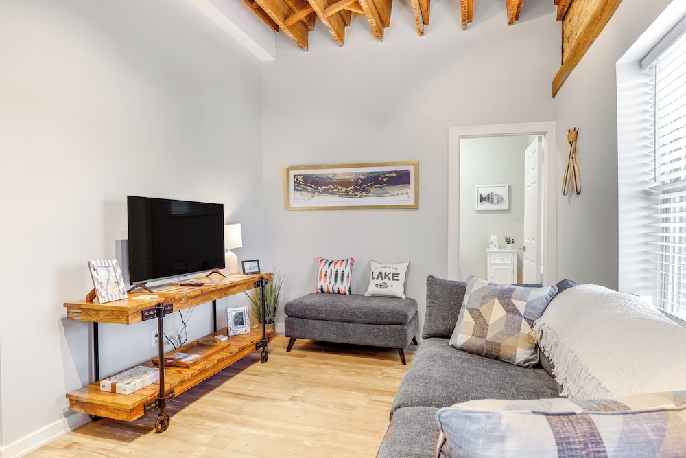 Chic Apt in the Heart of Downtown Canandaigua — 4-Star Luxury Hotel in Canandaigua, United States