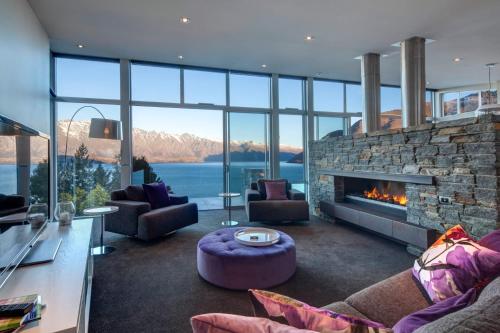 Villa Matau Gas Fire Lake Views AC BBQ — 4-Star Luxury Hotel in Queenstown, New Zealand