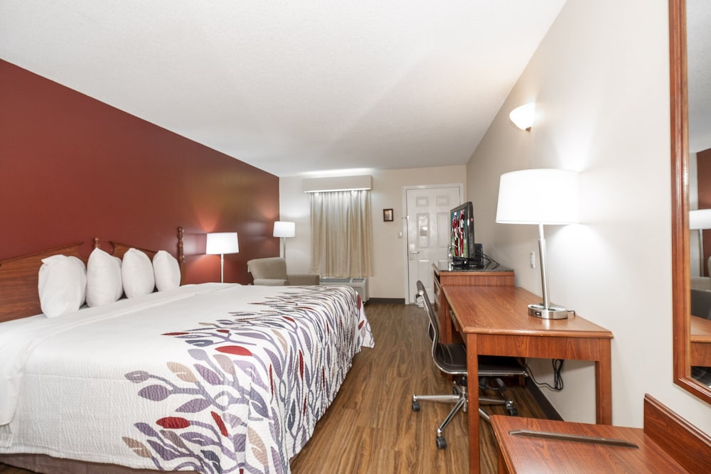 Red Roof Inn & Suites Calhoun - photo 9