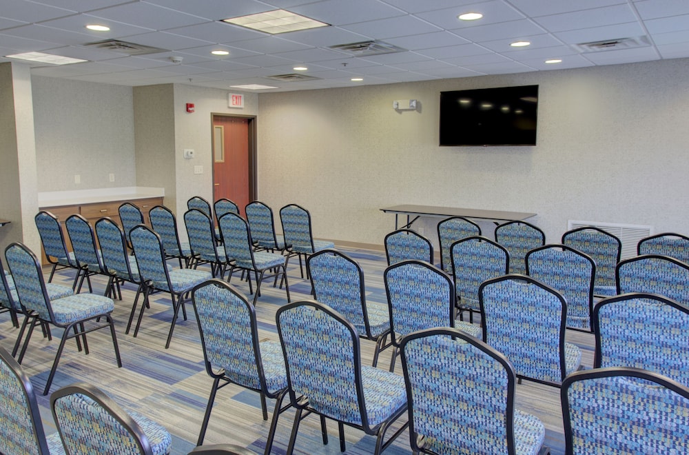 Holiday Inn Express Hotel & Suites Le Mars by IHG - photo 42