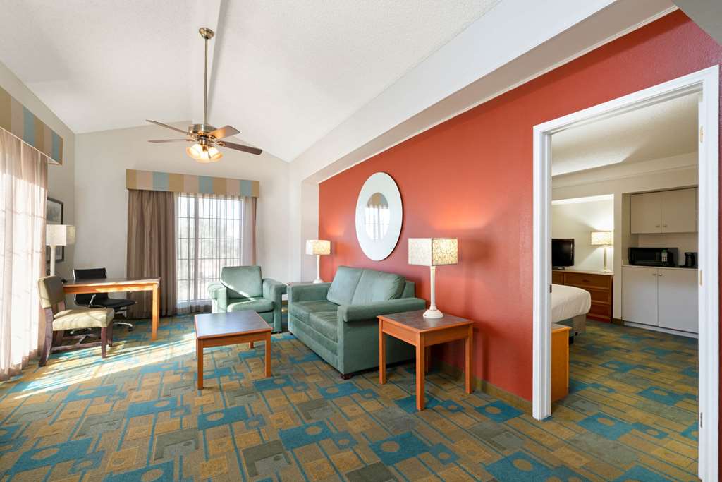 La Quinta Inn by Wyndham Phoenix Sky Harbor Airport - photo 34
