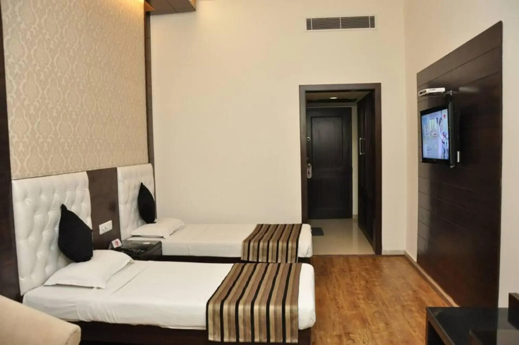 Oyo 1832 Parbhat Inn in Panchkula, India