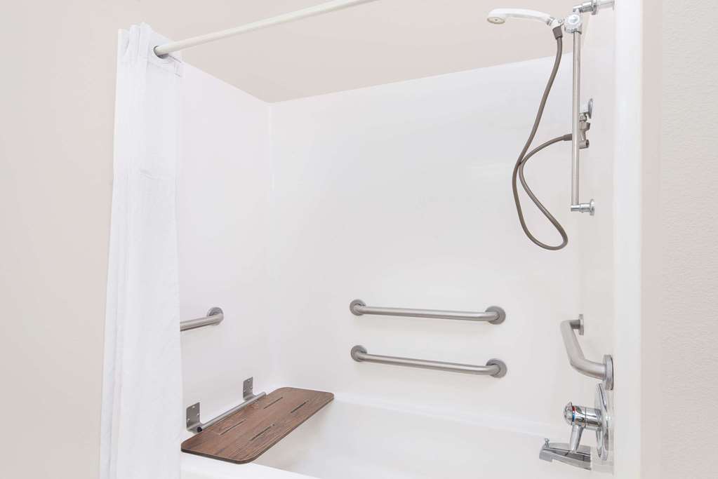 Days Inn & Suites by Wyndham Hutchinson - photo 7