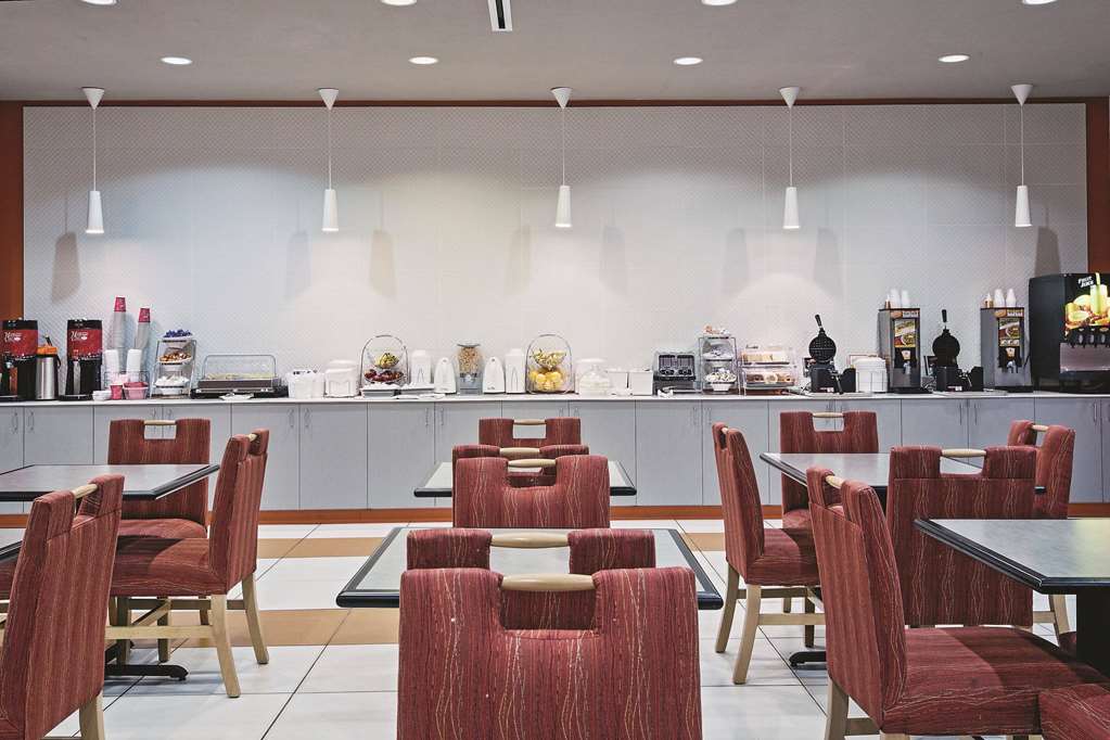 La Quinta Inn & Suites by Wyndham Harrisburg Hershey - photo 35