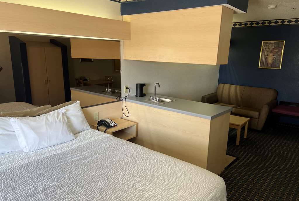 Days Inn & Suites by Wyndham Hutchinson - photo 18