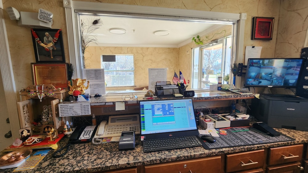 Benbrook Inn & Suites - photo 5