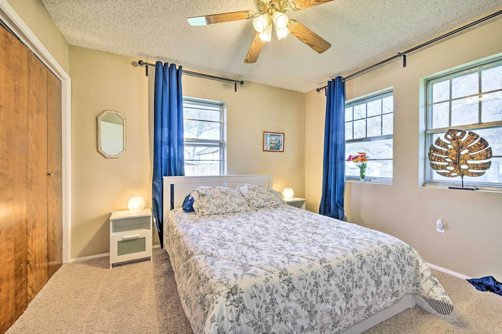 Sunny Lakefront Family Paradise with Deck and 2 Kayaks — hotel in Granbury