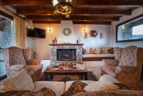 Chalet Renata 2 Livadi Arachovas — 4-Star Luxury Hotel in Aspropyrgos, Greece