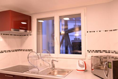 Beau studio meublAc 2min du Moulin Rouge — 4-Star Luxury Hotel in Paris, France