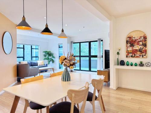 Heart of Auckland 2BR Near Queen St & Skytower — 4-Star Luxury Hotel in Auckland, New Zealand