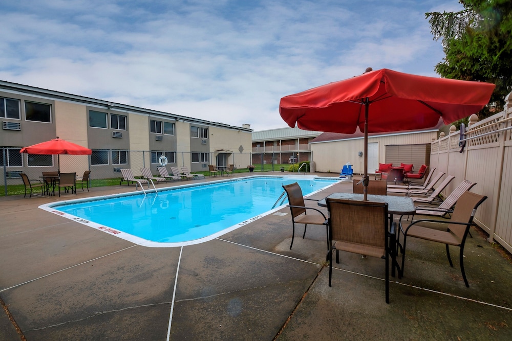 Red Roof Inn & Suites Herkimer - photo 36