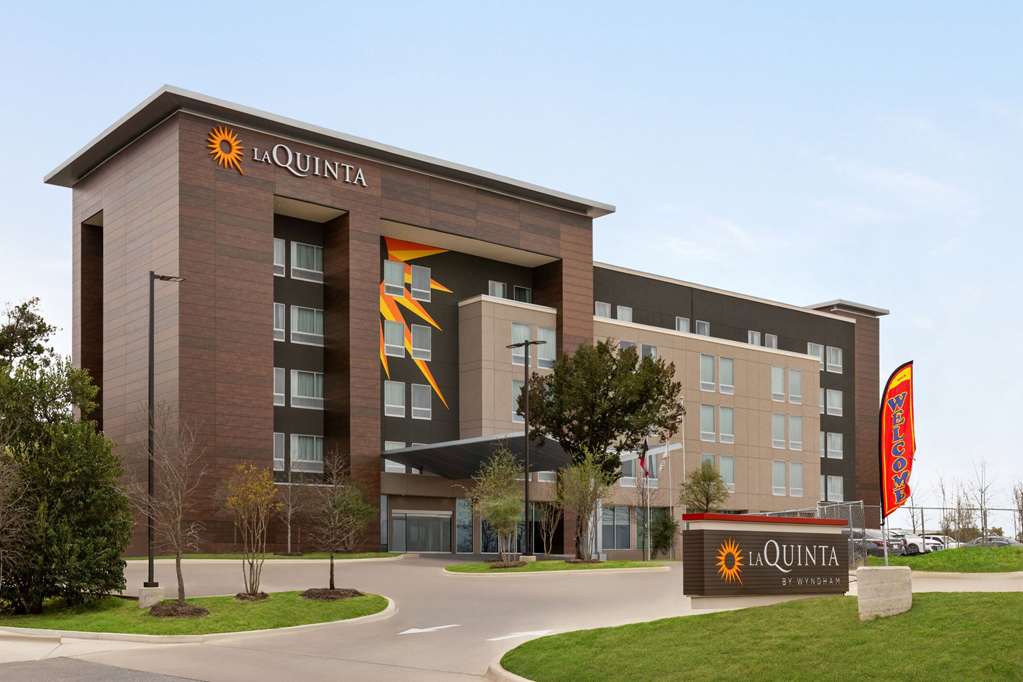 La Quinta Inn & Suites by Wyndham Austin South - photo 2