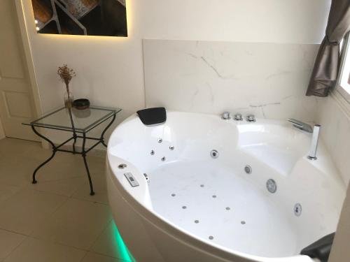 Apartamentos Las Naranjas — 4-Star Luxury Hotel in Jerez De La Frontera, Spain