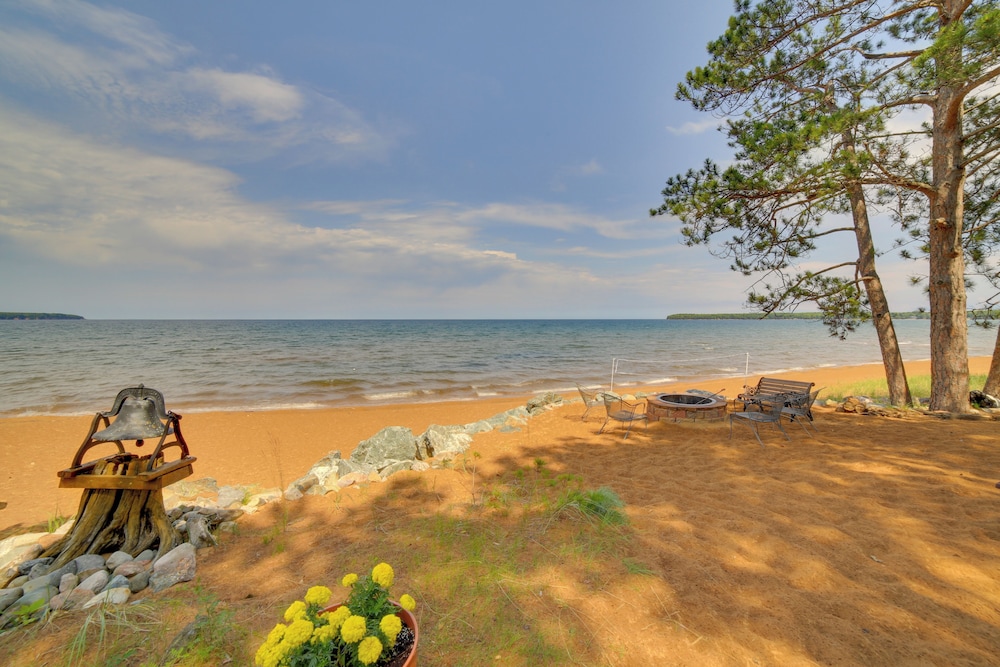 Private Sandy Beach: Lake Superior Group Retreat in Bay, United States
