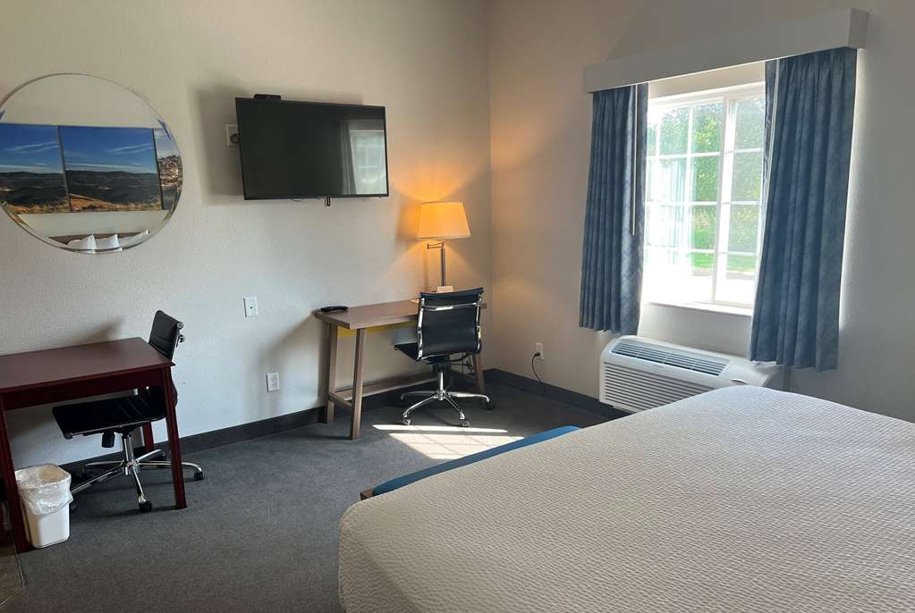 Days Inn & Suites by Wyndham Columbus NE - photo 16