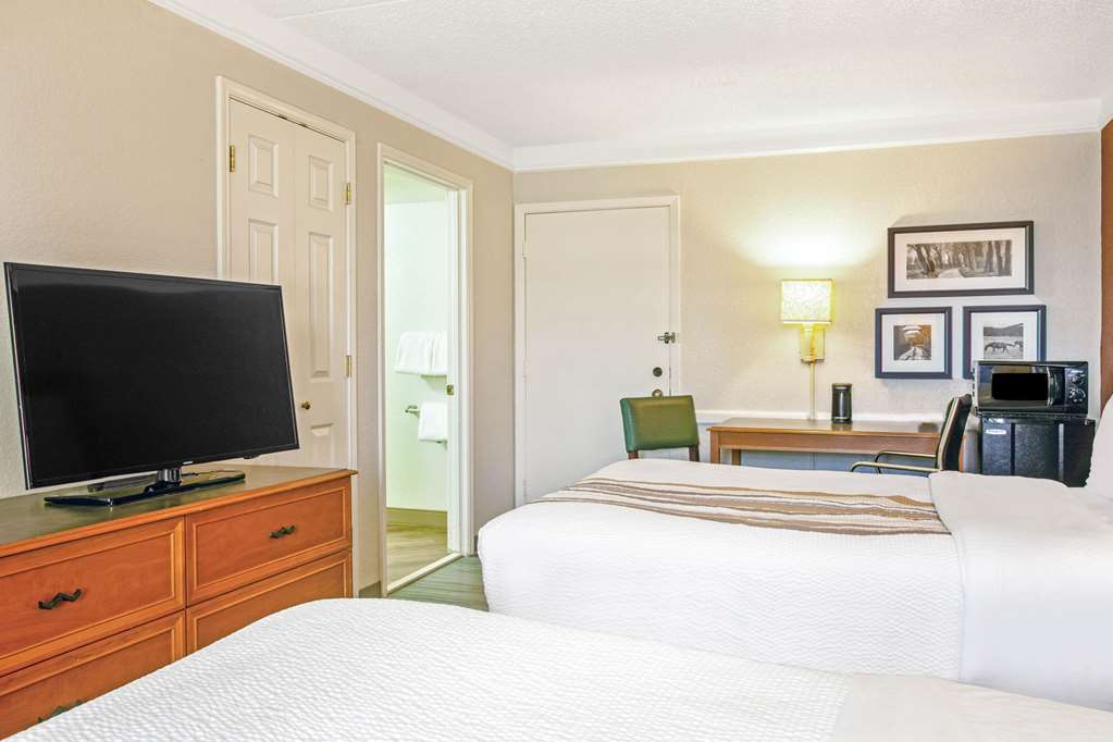 La Quinta Inn by Wyndham Victoria - photo 31