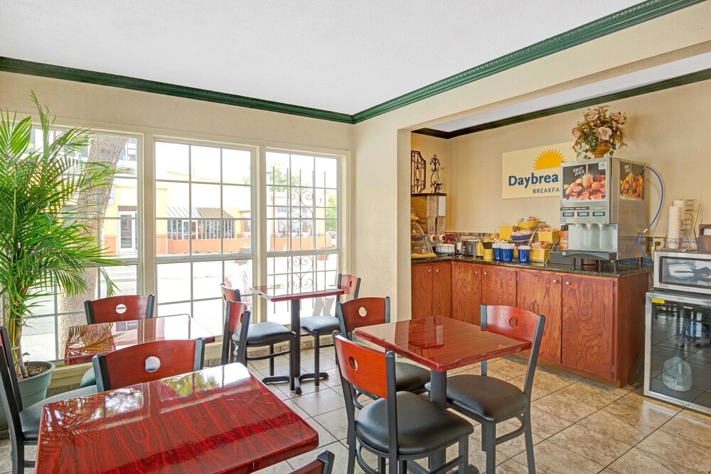 Days Inn by Wyndham Albuquerque Downtown - photo 11