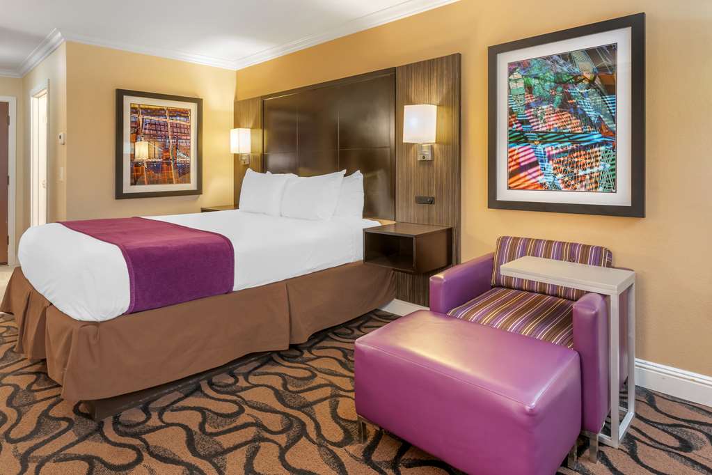 Best Western Plus Airport Plaza - photo 25