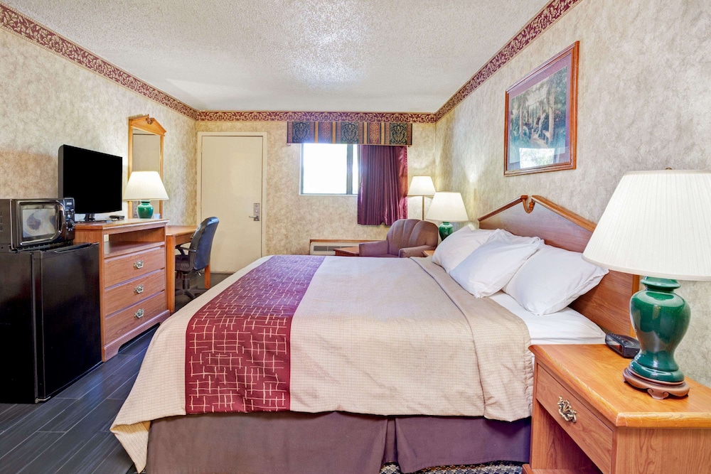Days Inn & Suites by Wyndham Monroe - photo 9