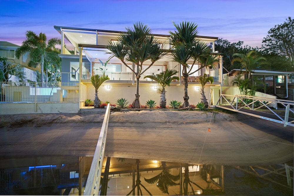 Casa Grande — 4-Star Luxury Hotel in Broadbeach Waters, Australia