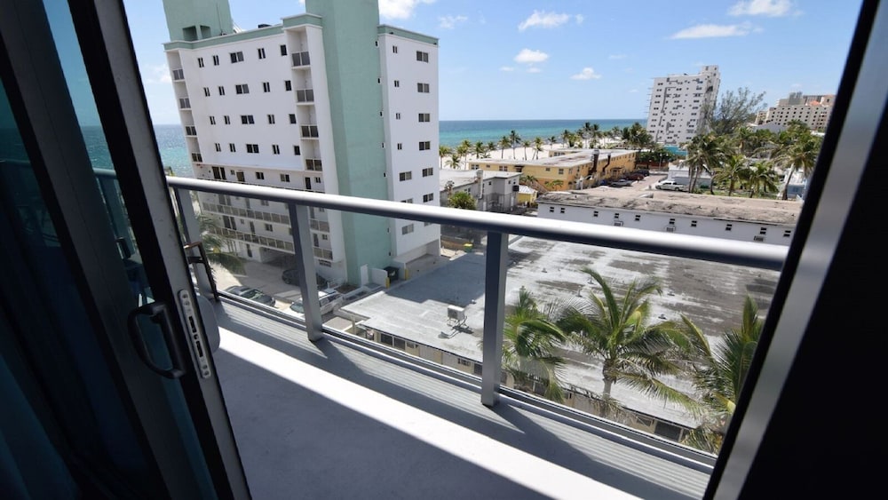Spectacular 1 Bed Plus Den On To The Amazing Hollywood Beach Hollywood - photo 22