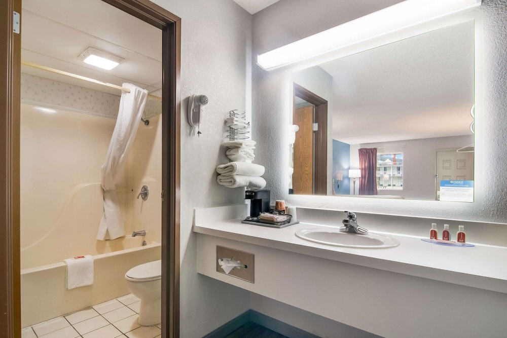 Econo Lodge Branson Theater District - photo 19