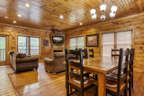 Lazy Bear Lodge Hot Tub Resort Pool WIFI 1089 FREE tickets each paid day Dollywood and More - photo 8