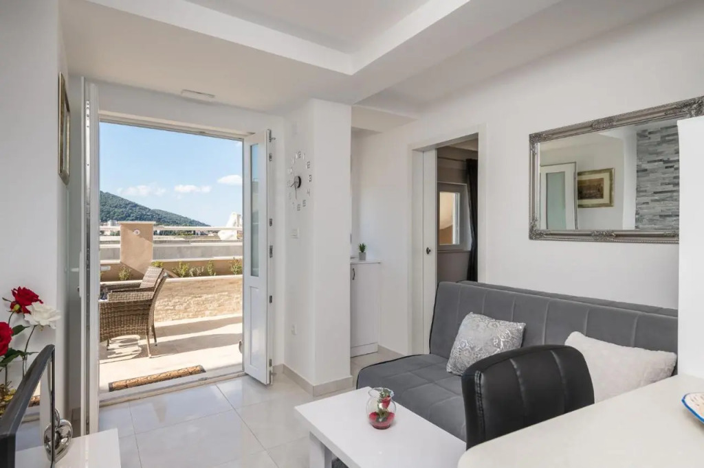 S & V Deluxe Apartments