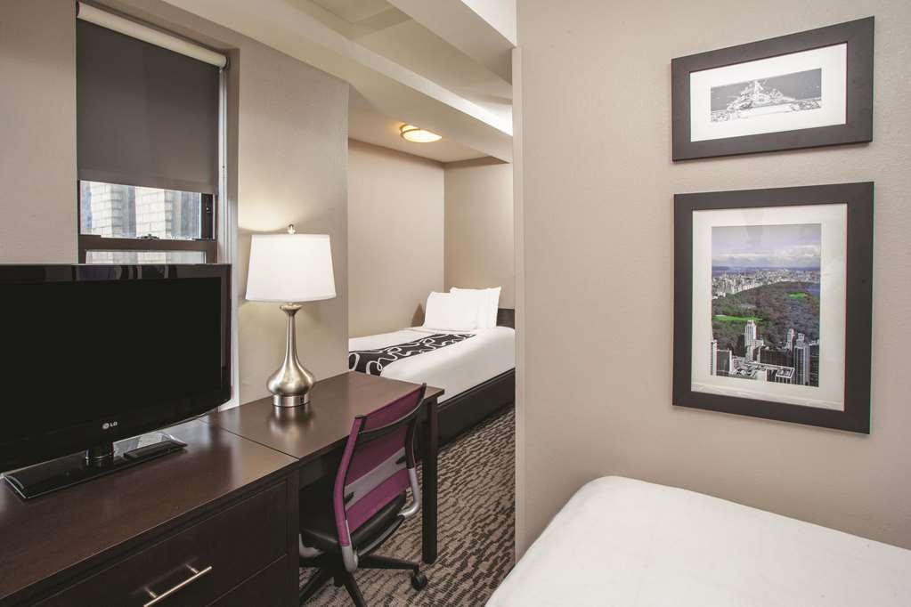 La Quinta Inn & Suites by Wyndham New York City Central Park - photo 9