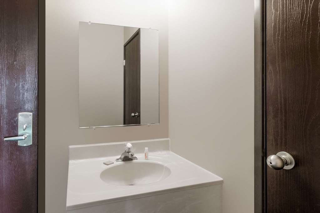 Super 8 by Wyndham Woodstock - photo 2