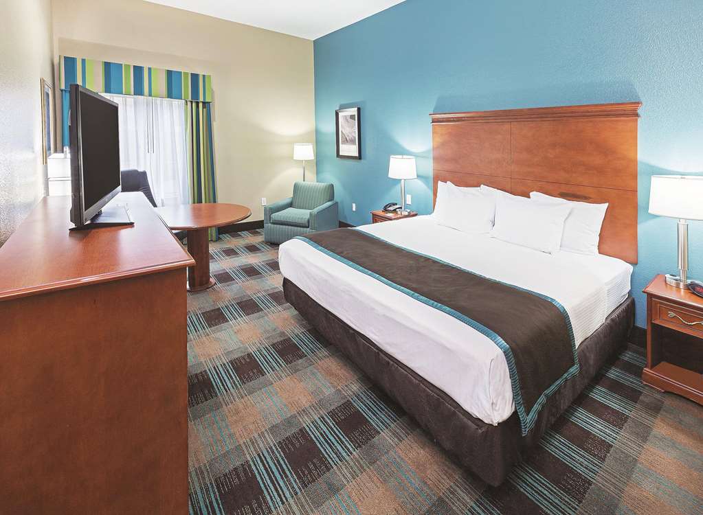 La Quinta Inn & Suites by Wyndham Houston Hobby Airport - photo 13