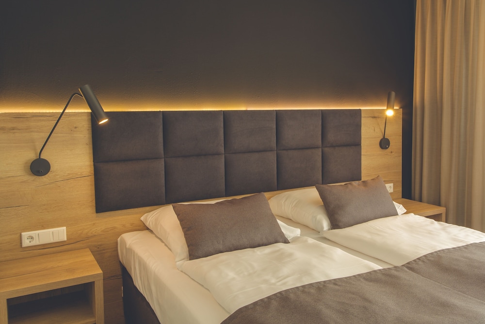 Eichhorns Hotel Restaurant — 4-Star Luxury Hotel in Niebuell, Germany