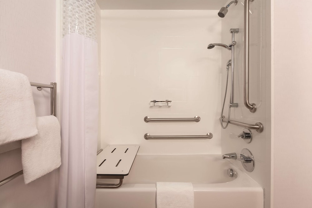Hampton Inn Des Moines Airport - photo 14