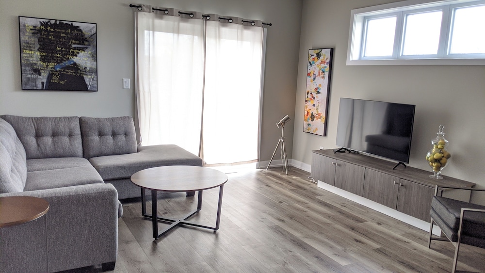 Boardwalk Homes Executive Townhomes — 4-Star Luxury Hotel in Waterloo, Canada