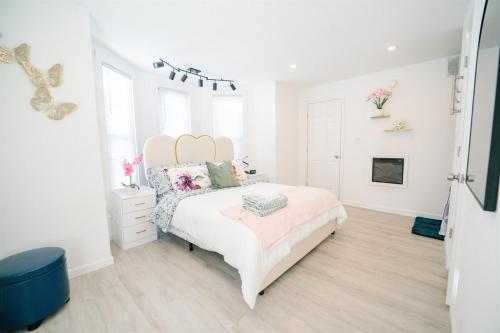 Modern 5BR DC Home Free Parking Steps from Metro Family Friendly — 4-Star Luxury Hotel in Washington, United States