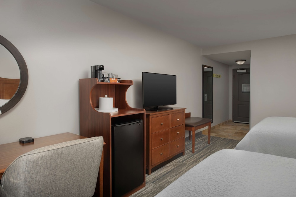 Hampton Inn & Suites Holly Springs - photo 13