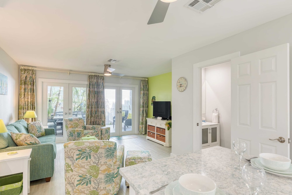 Bahamian Reed by Avantstay Walk to Everything w Community Pool Month Long Stays Only - photo 10