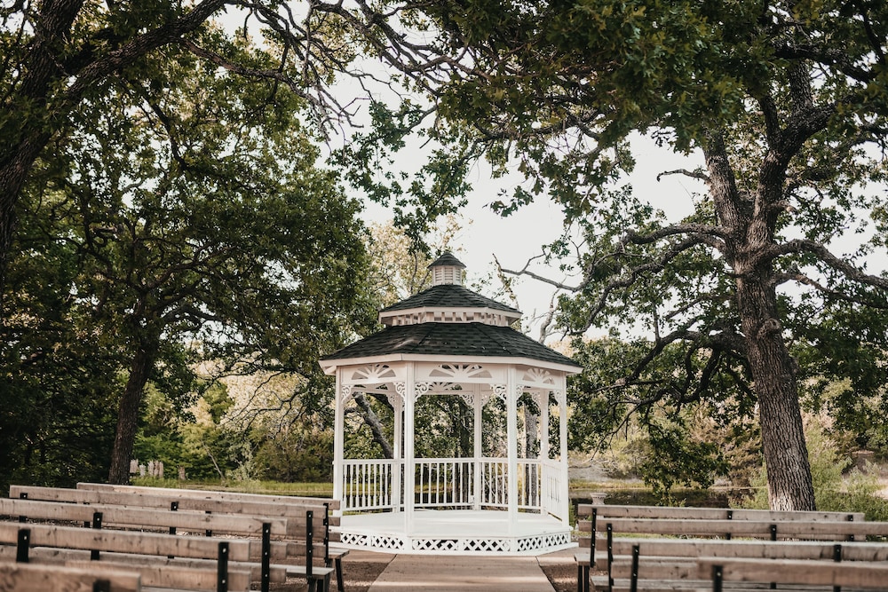 Towering Oaks Event & Retreat Center - photo 117