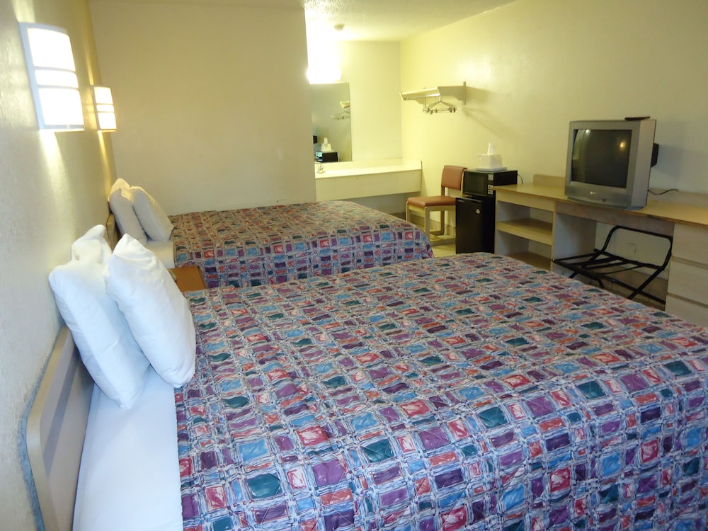 Super 6 Inn Suites - photo 9